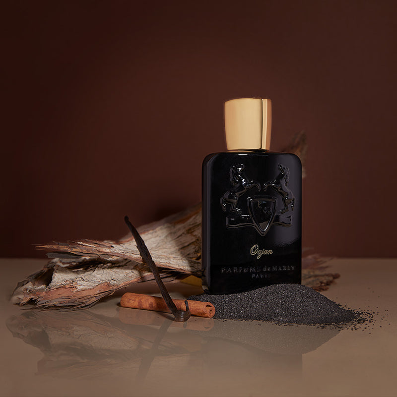 Oajan, a perfume with notes of vanilla and tonka bean, with spiced cinnamon.